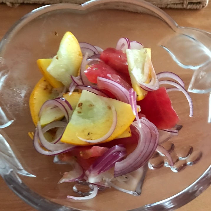 ズッキーニとトマト、紫玉ねぎのサラダ